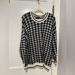 Torrid Women's Sz. 2 (18/20) Black & White Houndstooth Sweater